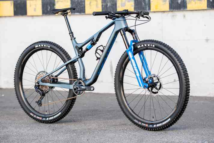   Das Ninety-Six als leichtes Touren-Fully zeigt sich durch die SID mit 35-Millimeter-Chassis deutlich breitschultriger. Die DHR-Reifen vorne wie hinten schießen aber vielleicht etwas über's Ziel hinaus. Wer so ein Bike will, muss es wohl vorerst aus Übersee importieren.