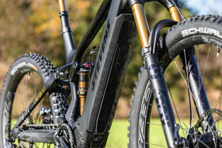   Beim Vorserienmodell des E-Inception hatten wir den wackeligen Sitz der Akku-Abdeckung kritisiert. An diesem Test-Bike hatten wir keine Probleme.