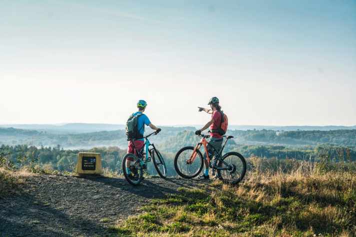   Die Berghalde-Reden-Tour gipfelt auf einem Plateau mit 360-Grad-Panorama – der schönste Aussichtspunkt aller Routen unseres Saarland-Specials.