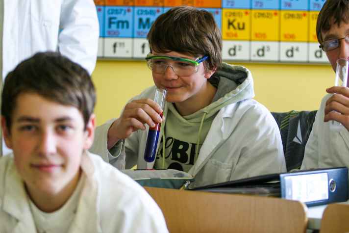 Georg im Chemie-Unterricht. Doch eigentlich kann er das Ende des Schultages kaum abwarten. Daheim in Obereggertshausen wartet schließlich die Strecke im Wald.