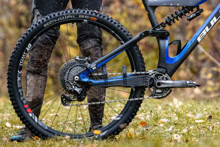   Ein Kettenstrebenschutz, entwickelt von Bike-Legende Chris Kovarik hält an Textors Bike die Kette im Zaum.