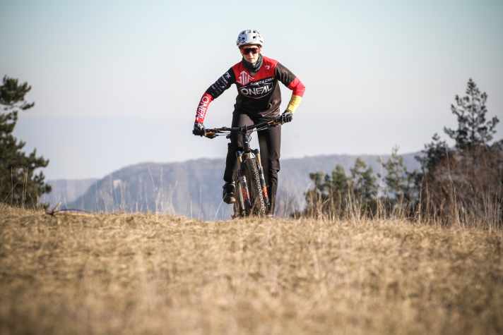   Neben ruhigen, längeren MTB-Touren trainiert Nina Hoffmann im Winter auch auf der Rolle, geht Laufen und feilt mit alternativem Ausdauertraining an ihrer Grundlagenausdauer.