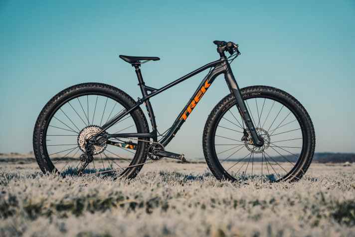   Variante mit Alu und Carbon: Der Preis des Trek 1120 von 2924 Euro sprengt zwar den Rahmen einer günstigen Winteralternative. Wir haben das Bike dennoch angefordert, weil wir reduzierte, robuste Konzepte ohne Federgabel nicht automatisch in die Billigschiene stecken wollen.