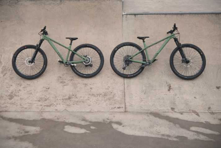   Laufradgrößenmix: Die kleinen Größen des Stoic rollen auf 27,5-Zoll-Laufrädern (links), ab Größe M drehen sich 29-Zöller in den Alu-Hardtails.