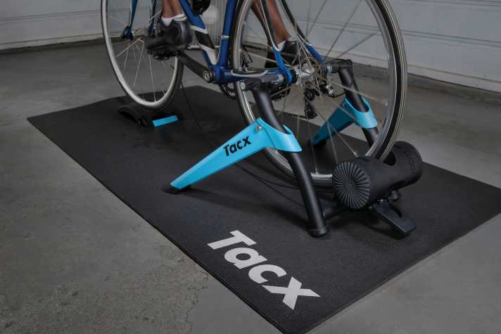 Der Modellname irritiert zuerst: In den Tacx Boost passen Rennräder mit 130 und Mountainbikes mit 135 Millimeter breiten Hinterbauten. Wessen Bike hinten breiter baut, kann passende Adapter dazu ordern.