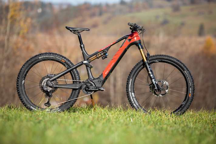   Das Rotwild richtet sich mit dem feinfühligen Fahrwerk und der ausgewogenen Geometrie vorwiegend an Touren-Biker – mit einem Preis von 11499 Euro aber leider auch nur an Besserverdiener.
