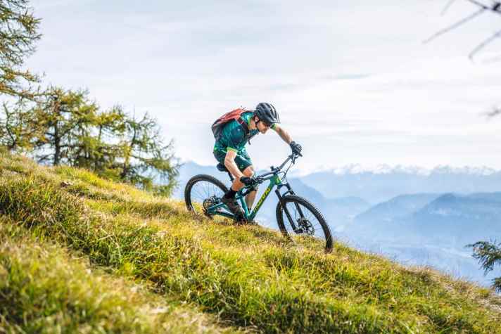 Locker über alle Berge und sicher bergab: Wie viel Alleskönner darf man für 4000 Euro erwarten? Acht Trailbikes im Test. Seite 28