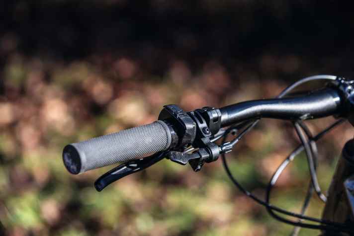   Rocky Mountain Growler Powerplay 30 |  Anstatt eines Displays hat der iWOC TRIO V3 eine simple LED-Anzeige. Über drei Knöpfe lässt sich das komplette Motorsystem intuitiv bedienen.