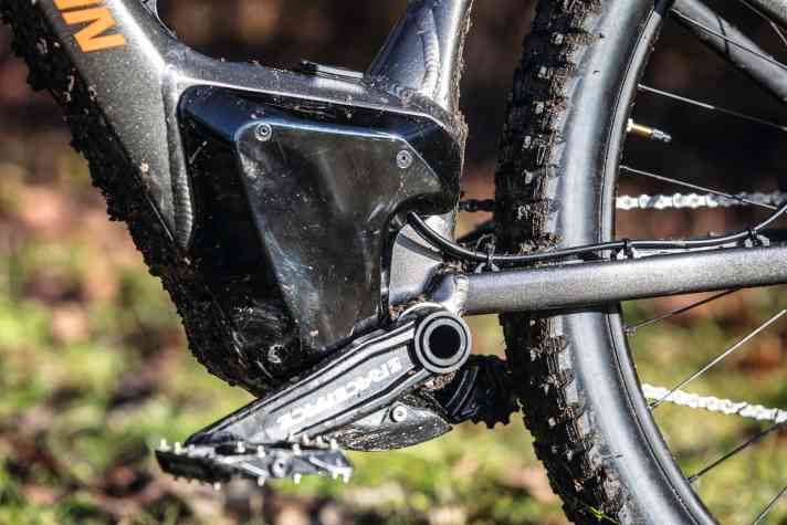   Rocky Mountain Growler Powerplay 30 |  Der leise Motor des Dyname-Aggregats befindet sich oberhalb des Tretlagers und ist mittels Umlenkungen im Kettenantrieb eingebunden.