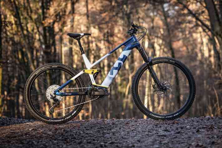   <a href="https://www.awin1.com/cread.php?awinmid=15695&awinaffid=471469&clickref=B+Husqvarna+Mountain+Cross+5&ued=https%3A%2F%2Fwww.fahrrad-xxl.de%2Fhusqvarna-mountain-cross-5-p00059504m001" target="_blank" rel="noopener noreferrer nofollow">Husqvarna Mountain Cross 5</a> * – 4899 Euro I 150 mm I 25,4 kg I 29 / 27,5"