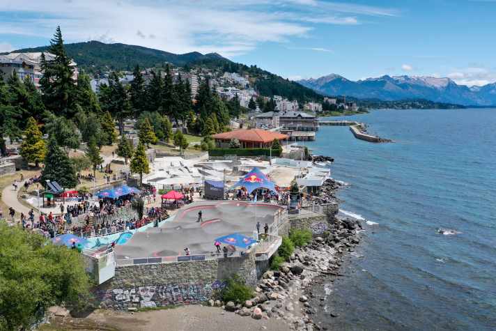   Bariloche, Argentinien: In Bariloche am malerischen Gletschersee Nahuel Huapi im wilden Patagonien finden sich 605 Quadratmeter modernste Tracks. Am 7. Februar 2021 wird in Bariloche eines der Qualifikationsrennen für die Red Bull UCI Pump Track WM ausgetragen.