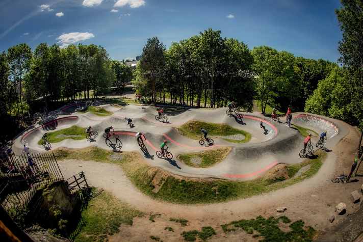   Edinburgh, Schottland: Nur einen Steinwurf vom Zentrum entfernt, befindet sich der Skelf-Pumptrack am Fuße von Edinburghs Hausberg Arthur’s Seat. Die 160 Meter messende Strecke ist mit vielen Verbindungsstrecken kombinierbar. Am 12. Juli 2021 messen sich hier die Teilnehmer der Red Bull UCI Pump Track World Championships.