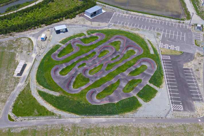   Fukushima, Japan: Der Shinchi-Pumptrack befindet sich auf dem Fisherman Disaster Prevention Green Space Park. 2011 wurde dieses Areal von dem schweren Erdbeben, dem anschließenden Tsunami und der darauf folgenden Nuklearkatatrophe fast vollständig zerstört. Nach dem Neuaufbau ist der Ort heute Gedenkstätte und ein weitläufiges Erholungsgebiet. Auf einer gewaltigen Fläche von 5000 Quadratmeter können drei moderne Pumptracks mit insgesamt 555 Metern Strecke getestet werden. Das Red Bull Event in Fukushima findet am 29. August 2021 statt.