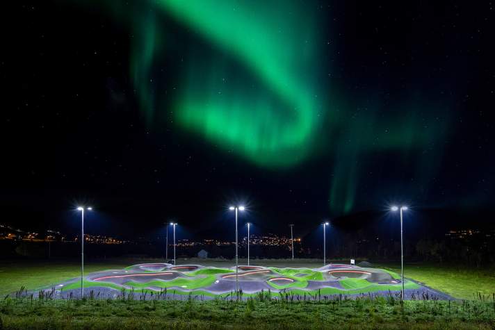   Harstad, Norwegen: Oberhalb des Polarkreises gelegen, ist der Bike Park in Harstad der am nördlichsten befindliche Velosolutions-Park der Welt und mit Tracks von 258 und 154 Metern Länge derzeit der größte in ganz Skandinavien. Besonders spektakulär dürfte eine Session in der Nacht sein - mit etwas Glück unter einem atemberaubenden Polarlicht. Termin: 3. Juli 2021.