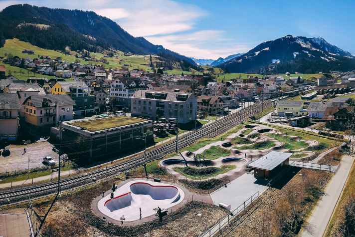   Schüpfheim, Schweiz: Klein aber fein: Die kleine Schweizer Gemeinde Schüpfheim im Bezirk Entlebuch im Kanton Luzern liegt vor einer atemberaubenden Alpen-Kulisse. Hier befindet sich auch der Rollsport Park, in dem am 16. Juni 2021 einer der Qualifikations-Wettbewerbe zur Red Bull UCI Pump Track World Championships stattfindet. Schöne Abwechslung: Der Pumptrack ist mit einer Skatebowl kombiniert.