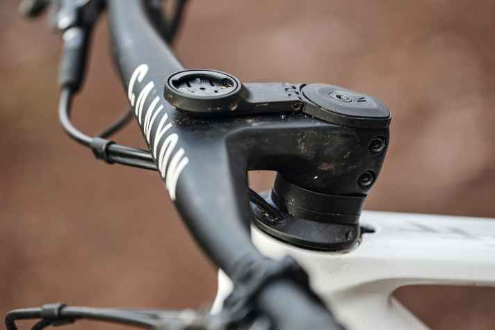   Das Carbon-Cockpit wie hier am Canyon Exceed ist zwar steif und gerade einmal 337 Gramm schwer, …