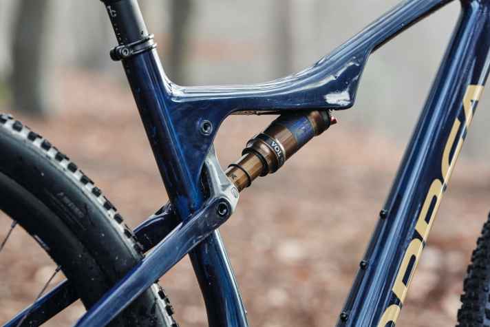   Sogar die Wippe des Oiz OMX-Rahmens ist aus Carbon. So drückt Orbea das Rahmengewicht in Größe L auf 1654 Gramm.