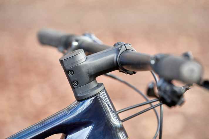   Orbea verzichtet auf eine Lenker-Vorbau-Einheit. Dafür versteckt sich über dem Steuerlager ein Lenkanschlagsbegrenzer. Dieses sinnvolle Detail findet sich auch an den Racebikes von Canyon, Simplon und Trek.