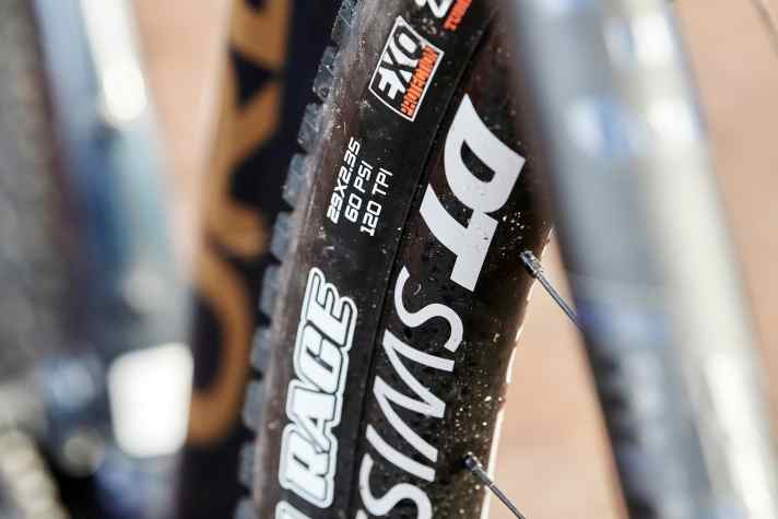   30 Millimeter breite Felgen fanden sich an der Mehrzahl der Testbikes, vereinzelt auch in Kombination mit 2,35 Zoll breiten Reifen. Nino Schurter fährt im Worldcup sogar 2,4er-Reifen.