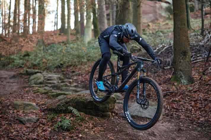   Die abwechslungsreiche Rennstrecke in Bundenthal in der Pfalz bot die ideale Kulisse für unseren Test der spannendsten Race-Hardtails und Marathon-Fullys fürs Modelljahr 2021.