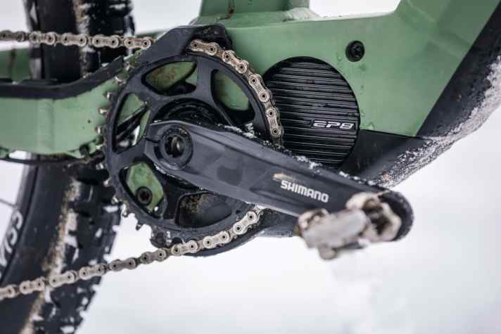   Canyon Torque:On 8 | Wer genauer hinsieht, bemerkt neben Shimanos EP8 nicht nur die Kettenführung, sondern auch den Bashguard. So muss man sich bei hohen Absätzen keine Sorgen um das Kettenblatt machen.