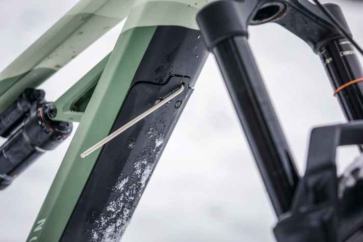   Canyon Torque:On 8 | Zur Akku-Entnahme gibt es beim Torque:On keinen Schlüssel. Gut so! Denn ein Schlüssel geht gerne mal verloren. Einen 4er-Inbus kann man hingegen überall auftreiben.