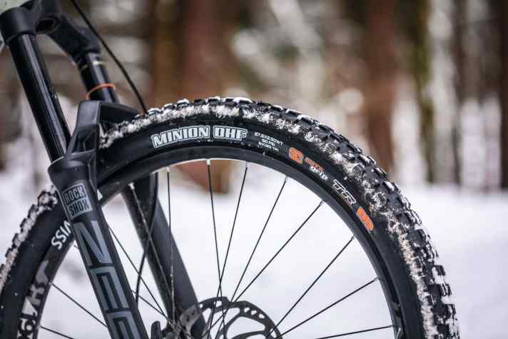   Canyon Torque:On 8 | Reifen mit der superweichen MaxxGrip-Gummimischung sind an Serien-Bikes eine Rarität. Zwar verschleißen die Highend-Gummis schneller, dafür bieten sie am Vorderrad spürbar mehr Grip. Am Hinterrad hätten wir uns eine Double-Down-Karkasse für mehr Pannensicherheit gewünscht.
