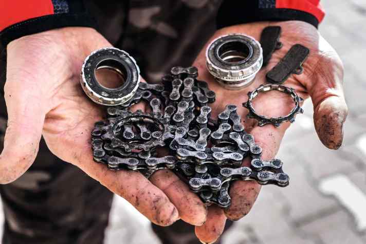   Aktuelle Mangelware: Shimano-Anbauteile wie Kassetten, Kurbeln oder Scheibenbremsen. Für Shimano hat Michael Wild, Head of Marketing/PR von Paul Lange, unsere Fragen zur Verfügbarkeit beantwortet.