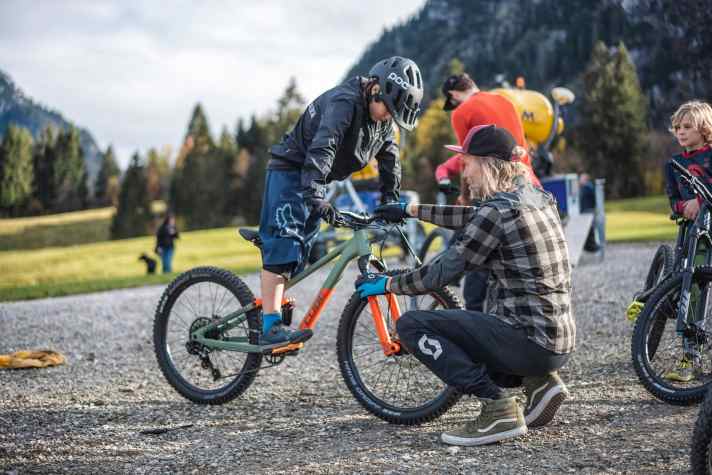 Holger Meyer hilft beim Setup. Die Luftfahrwerke der Kinder-Fullys lassen sich optimal abstimmen.