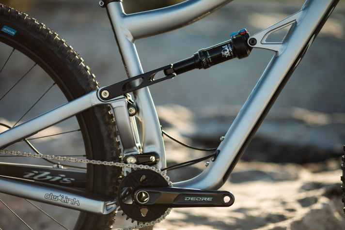   Das Ripley AF kommt mit Fox-Performance-Fahrwerk. In den USA soll es wahlweise mit Shimano Deore oder Sram GX erhältlich sein. In Deutschland wird es aktuell nur eine Komplettbike-Version mit einem NX-/GX-Eagle-Mix geben.
