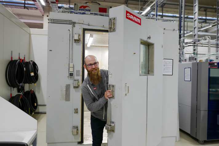   Die antike Kühlkammer stammt noch aus Zeiten von Fichtel & Sachs. In der Kabine wurden Getriebenaben Temperaturschwankungen von minus 40 bis plus 150 Grad ausgesetzt. Es gibt sogar noch den Original-Pelzmantel, den die Tester damals beim Betreten der vereisten Kammer benutzten, um nicht den Kältetod zu sterben. "Wenn man den Ein-Schalter drückt, muss man ein Atomkraftwerk hochfahren", grinst André Gläser, der Leiter der Testabteilung. Aus Öko-Gründen wird die Kammer heute nicht mehr genutzt.