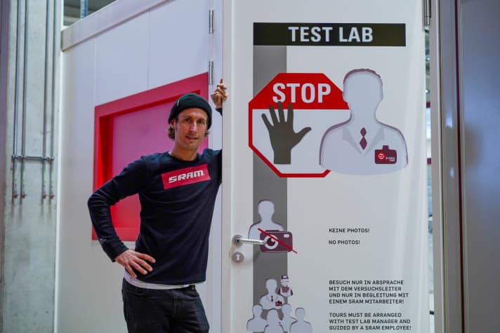   Sram-PR-Mann Max Topp ist für die Versorgung der Presse mit Informationen zuständig. Beim BIKE-Besuch versucht er den schwierigen Spagat zwischen Offenheit und Wachsamkeit. Das Testlabor ist eigentlich ein "sensibler Bereich", dennoch durften wir ihn betreten und fotografieren. Dass nichts herum liegt, was nicht an die Öffentlichkeit gelangen darf, dafür hatte Max im Vorfeld des Besuchs selbstverständlich gesorgt.