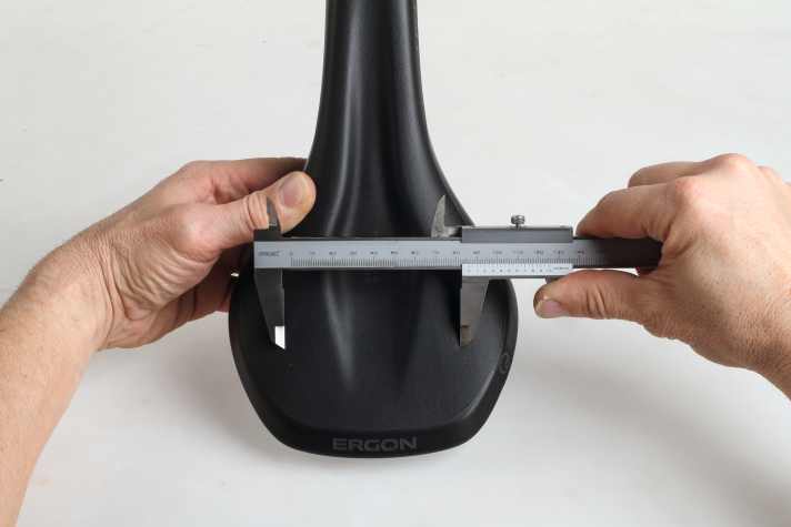   Nur eins von vielen Parametern auf <a href="https://www.delius-klasing.de/bike" target="_blank" rel="noopener noreferrer nofollow">dem </a> Weg zur passenden Sitzgelegenheit auf dem Rad: die richtige Sattelbreite.