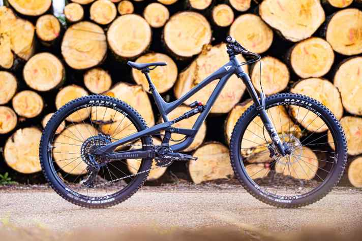   Das YT Capra Pro AL 29 in Black Magic für 3499 Euro – jetzt mit 38er-Federgabel.