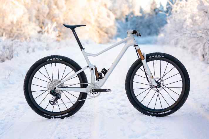   Zwei Jahre lang tüftelte, optimierte und baute Gustav Gullholm an seinem Hyper Spark-Projekt. 9,78 Kilo wiegt das Race-Fully inkl. Pedalen mit der einteiligen Berk-Sattel-Stützen-Kombi.