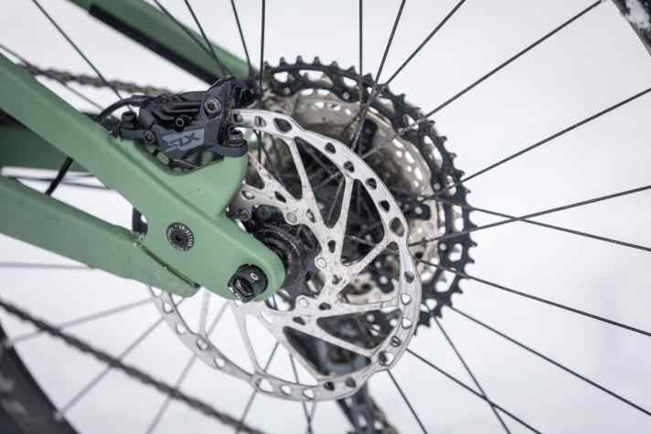   Für ein Bike von diesem Kaliber ein Muss: 203er-Bremsscheiben sorgen vorne wie hinten für Biss und Standfestigkeit. Das Torque:On 9 mit Sram-Bremsen setzt vorne gar auf 220er-Scheiben.