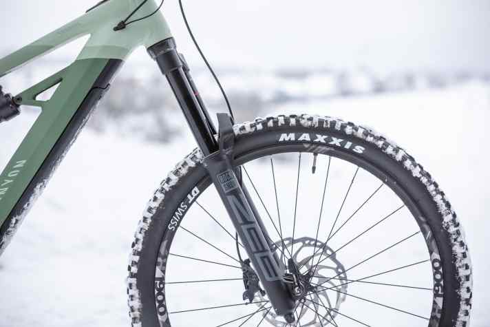   Unterm Steuerrohr des Torque:On 8 werkelt die dicke Rockshox ZEB. Federweg: 180 Millimeter.