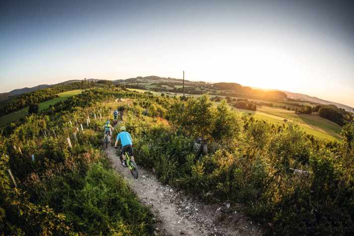 Land der 1000 Gipfel: Das Sauerland hat mehr zu bieten als Bikeparks und Skisprungwettbewerbe. Seite 118