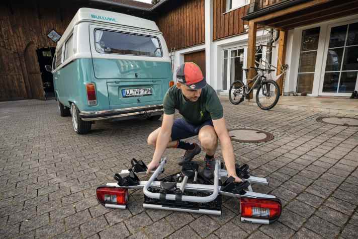 Reiselust: Mit sinkender Corona-Inzidenz werden sie wieder zum besten Freund unternehmungshungriger Mountainbiker. Im Test: acht Fahrradträger für die Kupplung und drei für die Heckklappe. Seite 102