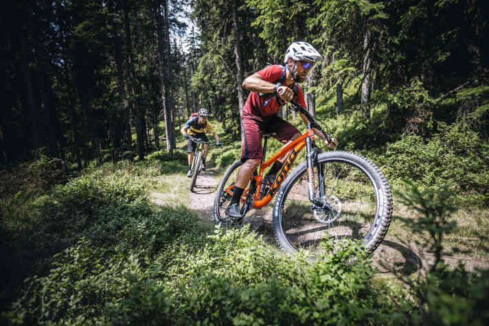 Beim Praxistest deckten wir mit Sitzknochenabständen von 11 bis 13 Zentimetern bewusst ein möglichst breites Spektrum ab.