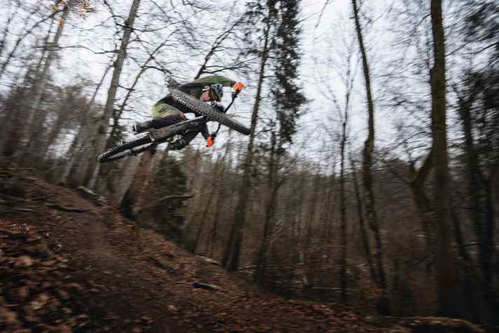   Mann und Maschine: EMTB-Tester Schleker gönnte dem Specialized Turbo Levo SL S-Works keine Verschnaufpause. 