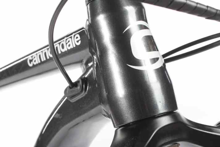   Die Züge sind im Hauptrahmen innen verlegt, durch eine große Öffnung unterm Tretlager treten sie nach außen. Diese Lösung ist Service-freundlich.