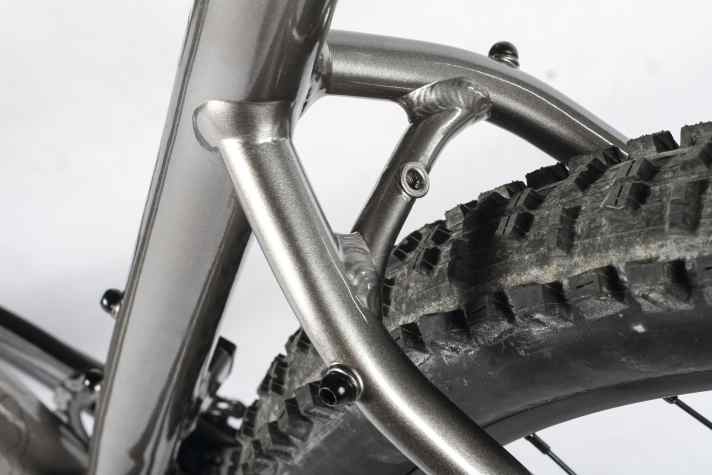   Wie bei den meisten Bikes im Test kann man auch beim Cannondale Gepäck­träger und Schutzbleche montieren.