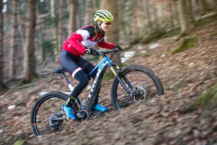   Wir haben das Trek E-Caliber 9.9 XTR bereits auf der schnellen Hausrunde, bei langen Touren auf Schotterpisten und auf anspruchsvollen Trails getestet.