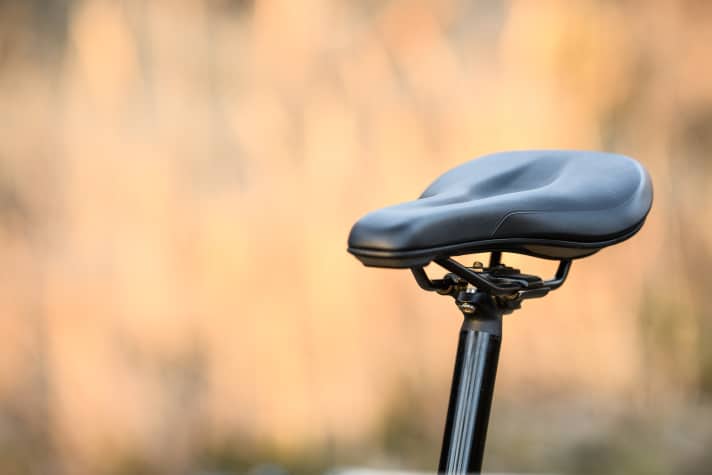   Die breite und gut gepolsterte Sattelnase sowie das leicht erhöhte Heck gefallen. Der Schaum-Dämpfer sorgt für Bestnoten bei der Dämpfungs- und der Sitzdruckmessung. Der Preis von 149,95 Euro ist branchenüblich, ein Schnäppchen ist der neue Ergon-Sattel aber nicht.