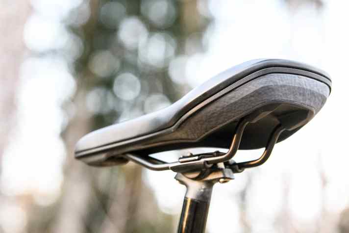   Die zweischalige Konstruktion mit Infinergy-Dämpfer ist speziell auf die seitlichen Rotationsbewegungen des Beckens beim Pedalieren abgestimmt und verhindert so unangenehme Lastspitzen.