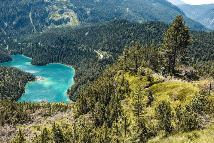   Kurz nach dem gleichnamigen Trail-Abzweig blitzt der Blindsee zwischen den Bäumen durch.