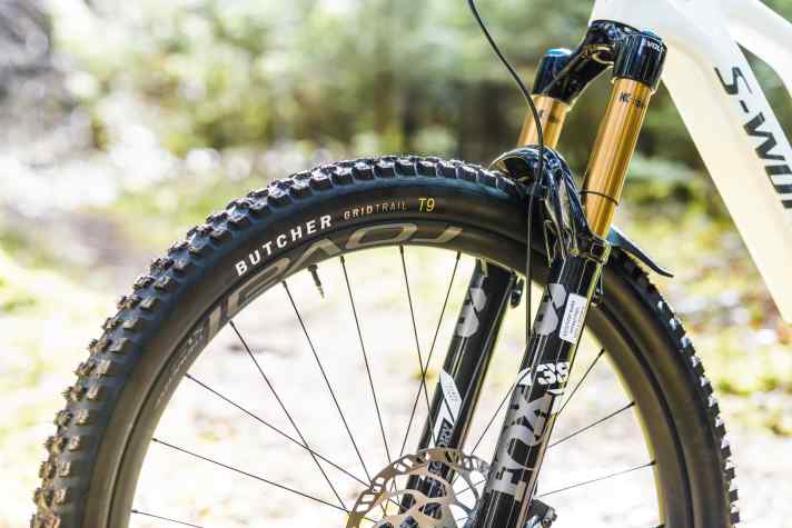   160 Millimeter Federweg liefert das neue Levo am Vorderrad. Entscheidender als das Federwegsplus von einem Zentimeter ist allerdings das Upgrade auf die dicke Fox 38. Das neue Levo drängt in raues Enduro-Gelände.