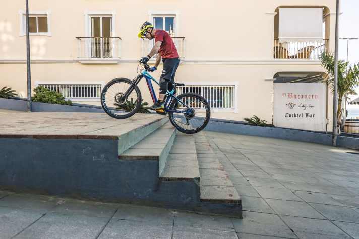   3. Wenn, wie hier, der Schwung mit einer Pedalumdrehung reicht, dann streckt man am Ende der Treppe die Beine, um das Bike zu entlasten und das Hinterrad über die oberste Stufe zu hieven.