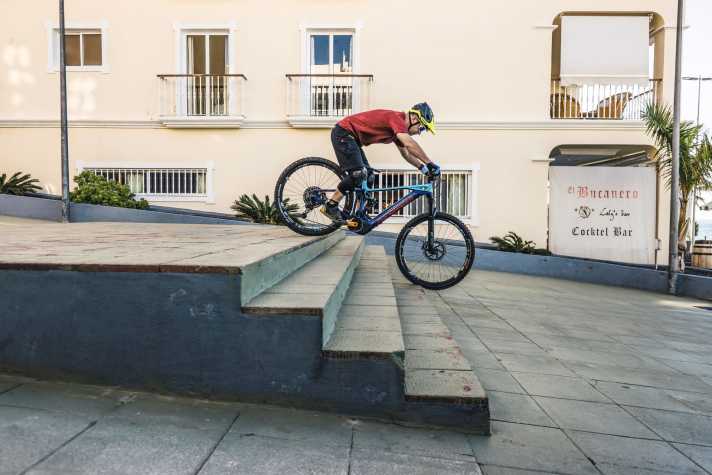   1. Hier gilt: Der Schwerpunkt liegt zentral: Damit hat man Kontrolle übers Bike und Traktion auf dem Vorderrad.